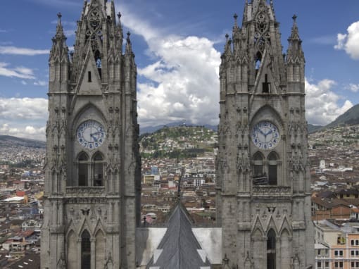 Vista a través de las torres gemelas de la Basílica del Voto Nacional hacia el Panecillo en Quito, Ecuador.