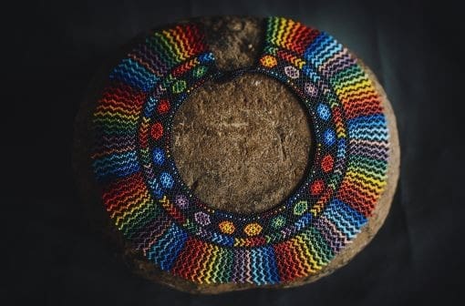 "Traditional weaving of mullos of the Saraguro people" "Traditional Andean multicolored fabric of the typical dress of Saraguro women"