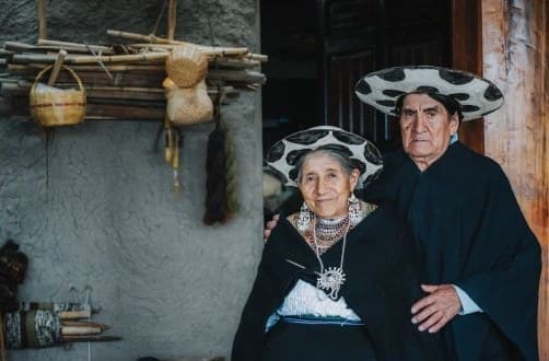 "Saragura de Ñamarín Couple: Pride of a Living Culture" "Saragura family of Ñamarín, an indigenous community that preserves their culture, clothing and community life in Saraguro"